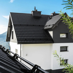 Oplechovanie strechy chráni dom pred zatekaním a poškodením konštrukcie.